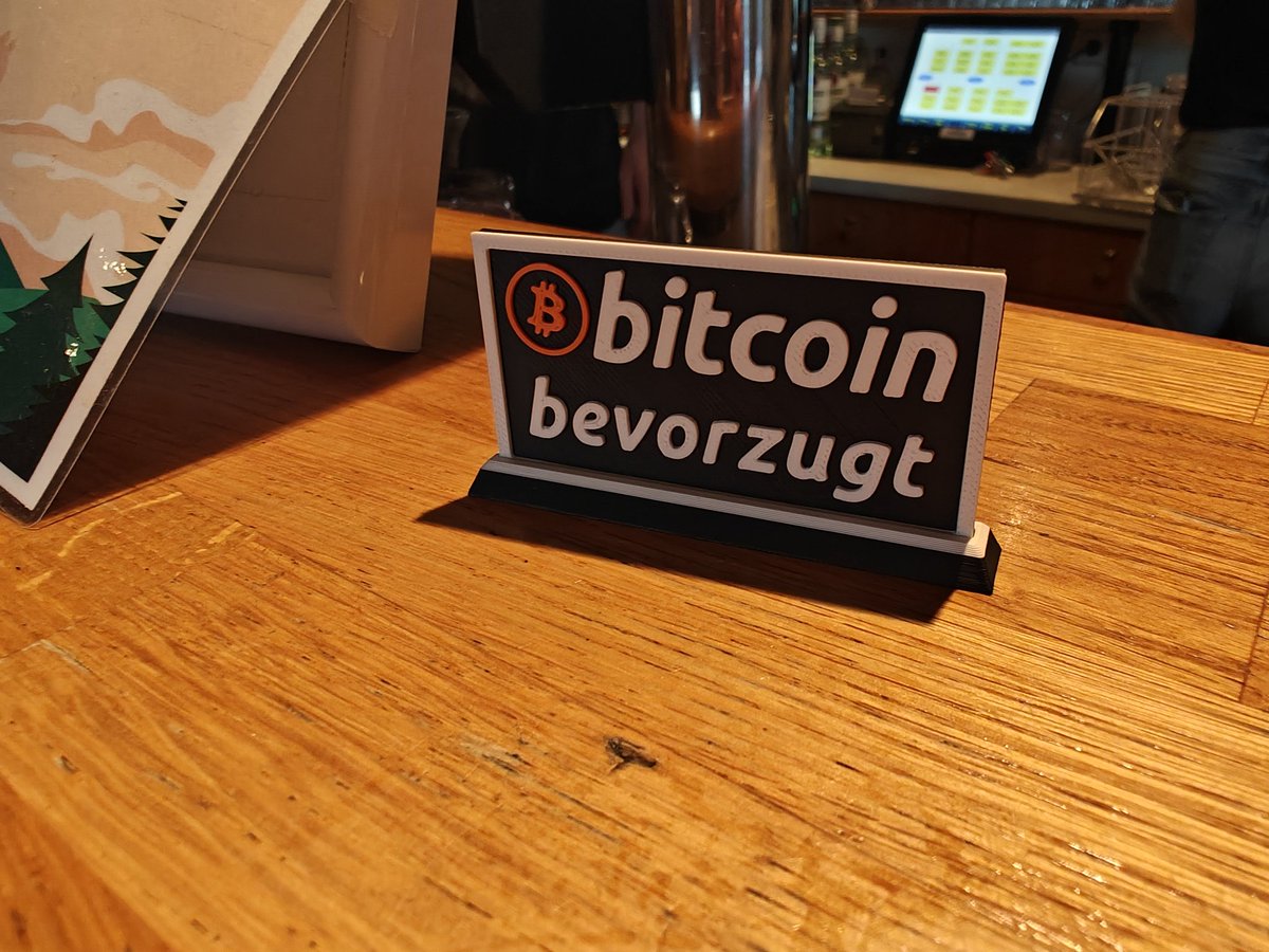 Können wir bitte die Aufkleber die an Geschäfte verteilt werden von "akzeptiert" auf "bevorzugt" umstellen? 😅