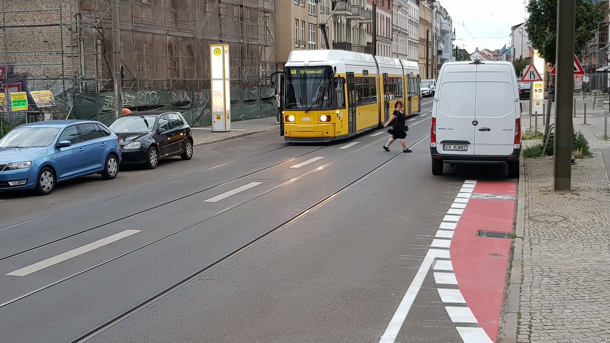 Stefan Jacobs 🇺🇦 (@tagesspiegler) on Twitter photo Ist das noch Kunst oder schon Sterbehilfe <a href="/SenMVKUBerlin/">Senatsverwaltung MVKU Berlin</a>? Frisches Rot fürs #Miteinander in Berlin anno 2023. Ist das noch Kunst oder schon Sterbehilfe <a href="/SenMVKUBerlin/">Senatsverwaltung MVKU Berlin</a>? Frisches Rot fürs #Miteinander in Berlin anno 2023.