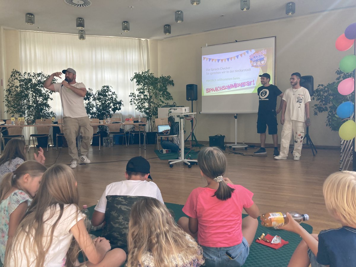 IDS Mannheim (@ids_mannheim) on Twitter photo Eindrücke vom heutigen Sprachsommerfest unserer #SprachChecker🥳in der #NeckarstadtWest: u.a. mit einer Lesung aus dem selbst geschriebenen Buch "Der Wörter-Sammel-Koffer", einem Film über sprachbiografische Interviews & dem Sprach-Checker-Rap der <a href="/whoami_academy/">Who. am. I. creative academy</a>. <a href="/mitforschen/">mit:forschen! Gemeinsam Wissen schaffen</a> Eindrücke vom heutigen Sprachsommerfest unserer #SprachChecker🥳in der #NeckarstadtWest: u.a. mit einer Lesung aus dem selbst geschriebenen Buch "Der Wörter-Sammel-Koffer", einem Film über sprachbiografische Interviews & dem Sprach-Checker-Rap der <a href="/whoami_academy/">Who. am. I. creative academy</a>. <a href="/mitforschen/">mit:forschen! Gemeinsam Wissen schaffen</a>