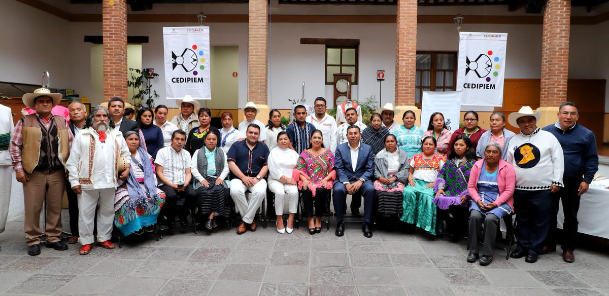Bren_Alvarado's tweet photo. La comunicación es una de las habilidades más importantes para el ser humano, por eso en el Encuentro Estatal de Traductores reconocimos la labor de las personas bilingües que tienen dominio de una lengua originaria de forma oral y escrita. https://t.co/VFQLPn4rmE