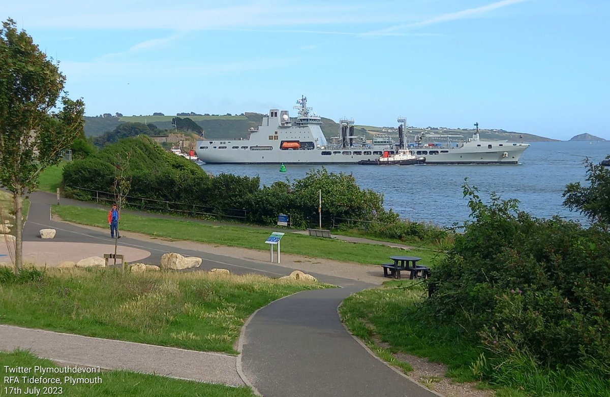 PlymouthDevon1's tweet photo. π¬π§ RFA Tideforce (A139) sailing up the River Tamar, towards YBJ, Devonport Plymouth this evening, assisted by tugs. #Plymouth #BritainsOceanCity #RFATideforce #Tideforce #RFA #Devonport #A139 #SDFaithful #SDPowerful #SDAdept @RFATideforce @RFAHeadquarters https://t.co/xRzajJ0jEL