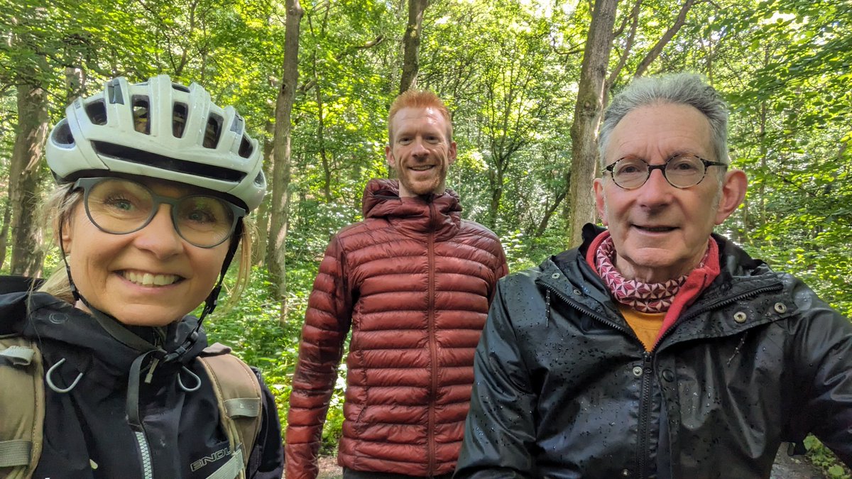 Great to meet @Ed_Clancy #ActiveTravel Commissioner to discuss @UpperDonTrail and links from Stocksbridge and Oughtibridge into #Sheffield. We cycled Penistone Rd and @Sustrans #NCN through Beeley Woods to see how the trail could improve links to local services. Nice one Ed 🚴👍