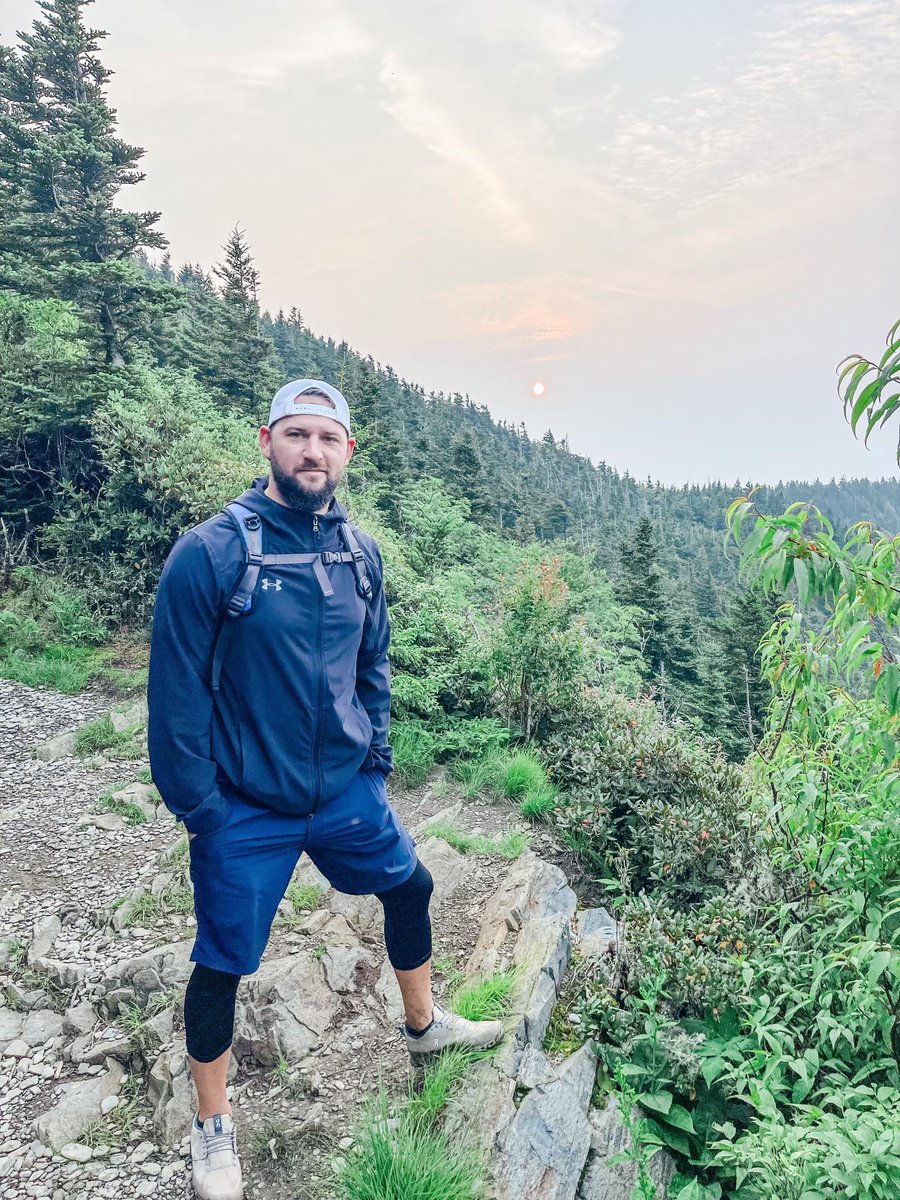 nhoffmeister1's tweet photo. 3am wake up to hike Mt. LeConte for sunrise was hard but worth the views #smokies #hike #mtleconte #greatsmokymountains #gsm #sunrise https://t.co/Z8ZNQNTfvQ