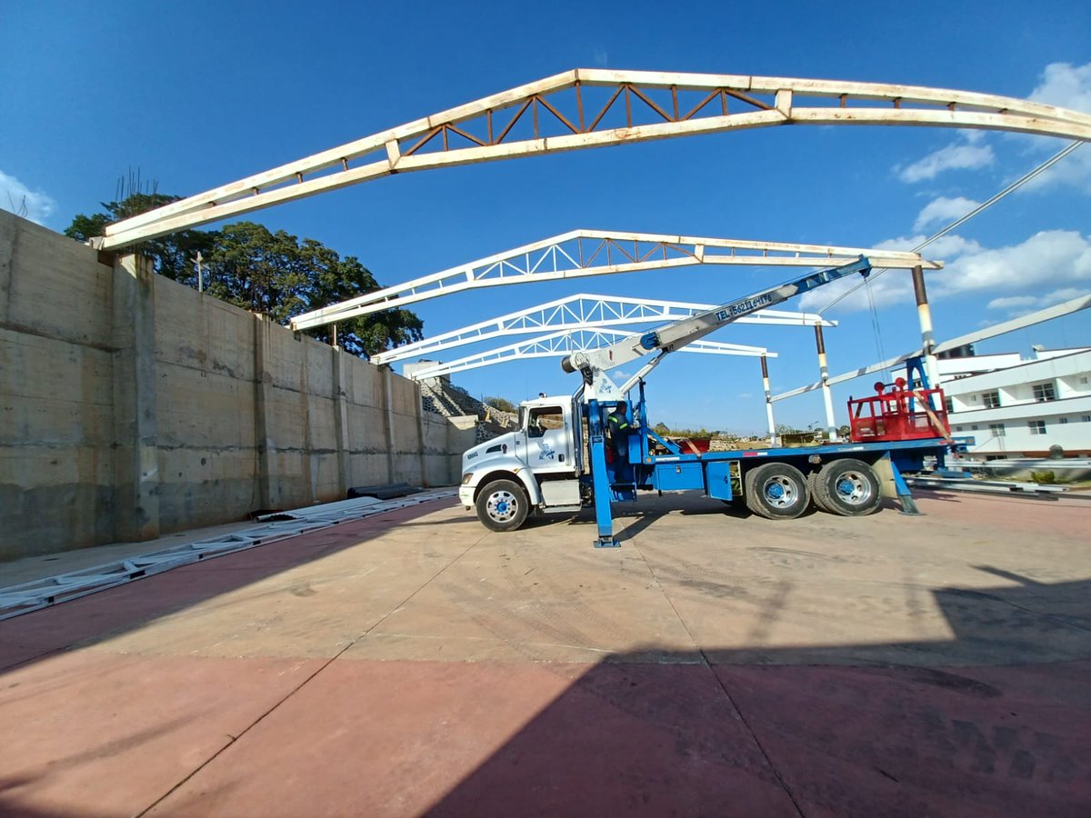 Grúa Industrial tipo titán con un alcance de hasta 45 m en pluma hidráulica plana de 6 m de longitud cuenta con diferentes tonelajes contratos por día semana o mes cotizaciones totalmente gratis llámanos al 56 21 16 48 76
#GranHermanoChile #Wimbledon #WeLoveYouBuild #UkraineRussi