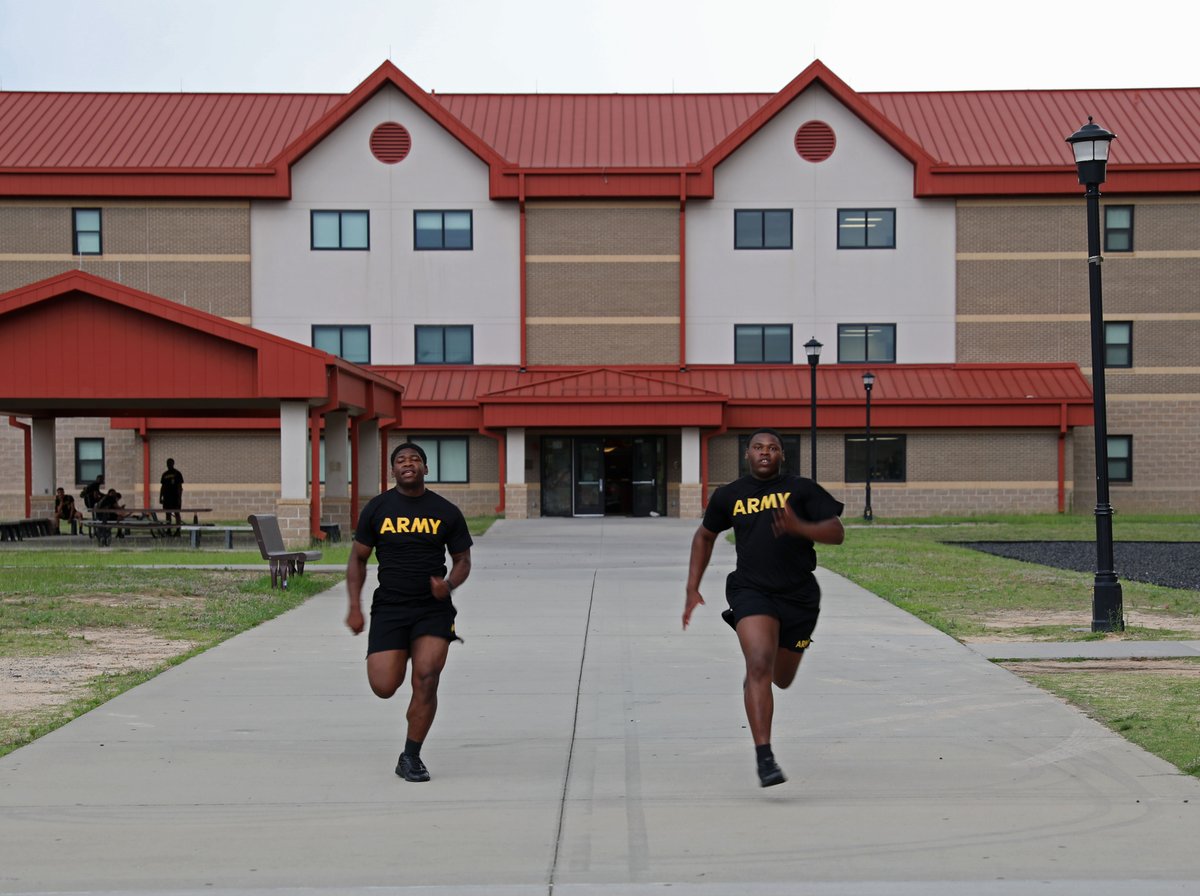 USArmyReserve's tweet photo. The Hunt brothers enlisted into the United States Army in the fall of 2022.  

Deon chose to serve in the United States Army Reserve component and Jermaine chose the active component.

Read about their story by following the link below:

https://t.co/uLY5cN5FUx https://t.co/rSBA8gsLu6