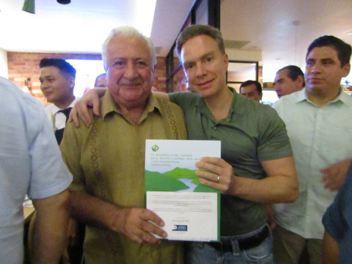 observatorioit's tweet photo. Como parte de una agenda política que ha llevado AEBBA, de manos de el Dr. Jorge Villanueva miembro de nuestro Consejo Directivo OIT, se le entregó a @VelascoM_  el libro #LibroOIT2022, auspiciado por @AsociacionAEBBA y, que presenta un estudio sobre desarrollo de la región. https://t.co/HcgFUacU1x