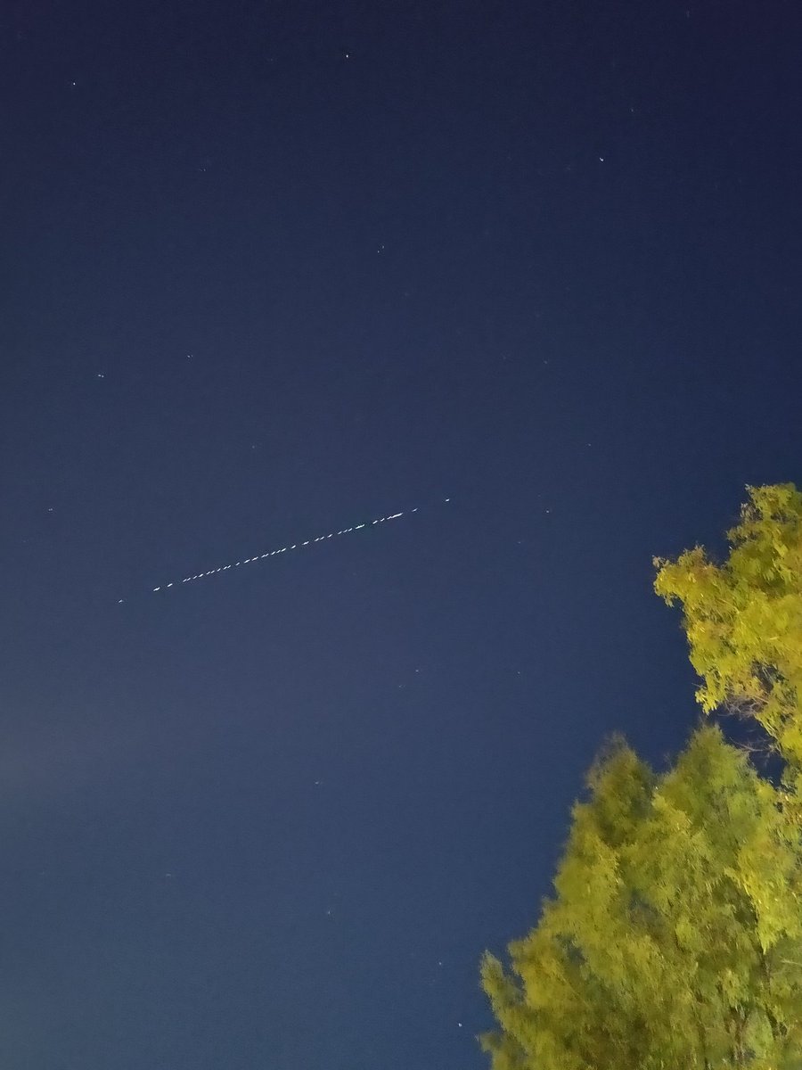 Gabalecki's tweet image. Too cool, Starlink sighting from Corfu 💙🇬🇷
@elonmusk