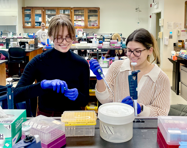 Engaged Learning courses at <a href="/LoyolaChicago/">Loyola University Chicago</a> offer real research experience in a classroom setting.

Meet Krystal and Natalie, who earned more than just course credit from their microbiology lab. 🔬⬇️  bit.ly/3zv0C80