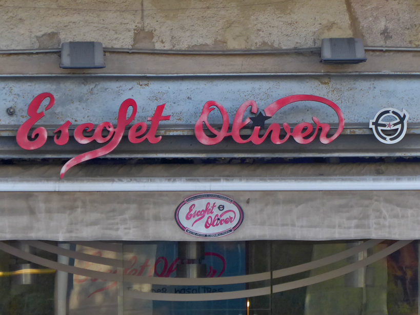 Escofet  Oliver #Barcelona #retrosign #retrosignage #enseigne #rotulo #bcn #barna #Clasico #citymakers #architecture #city #vintage #Barcelone #comomolabarcelona #photography #photooftheday #photo #photoshoot #StreetArt #StreetStyle
