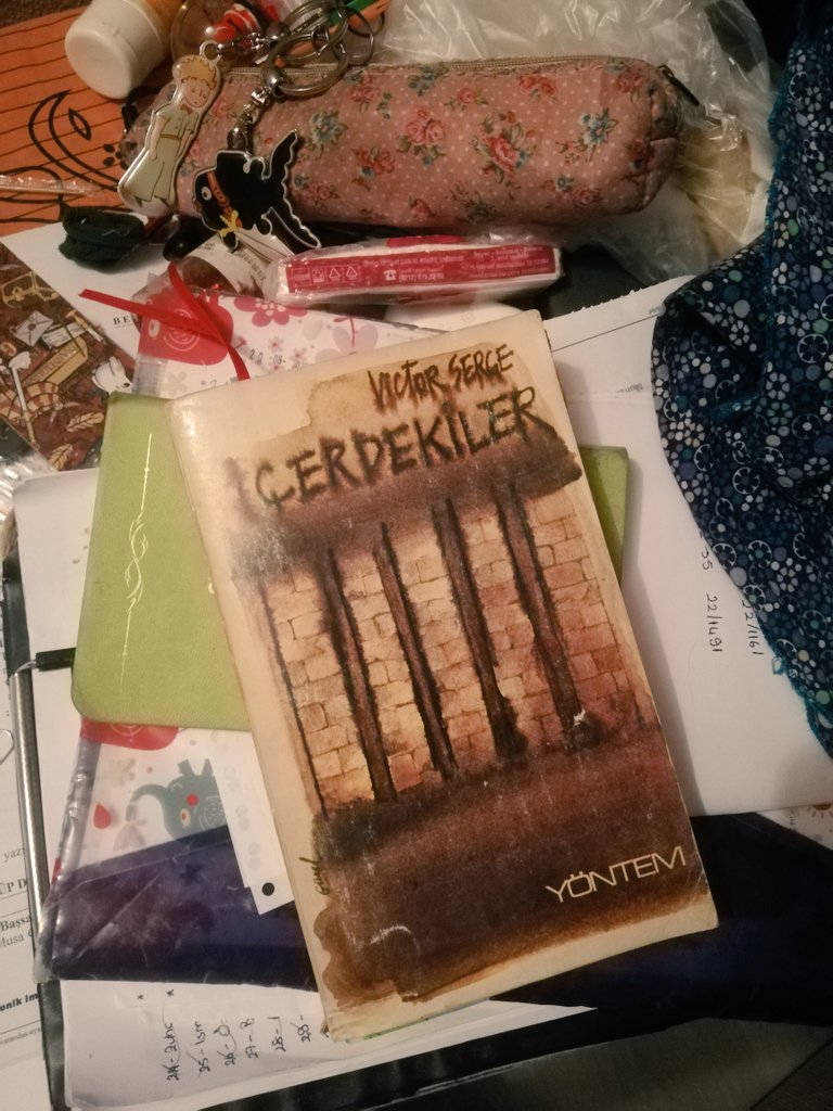 "... Bir kalabalığı içine alırken, o kalabalıktaki herkesin birbirlerinden tamamen ayrılmasını gayet iyi başarır.
... Modern hapishaneler daha mükemmelleştirilemezler. Çünkü zaten mükemmeldirler. Geriye, onları yıkmaktan başka hiçbir şey kalmıyor."