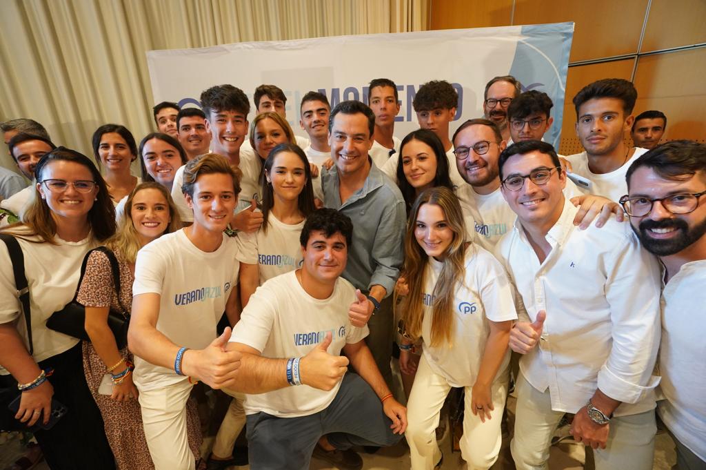 jcgarcia92's tweet image. Ni las altas temperaturas pueden con la ilusión desbordante de Córdoba por el cambio en España. Hoy con @JuanMa_Moreno en el acto de campaña para llevar a @NunezFeijoo a la Moncloa. 

Sólo hay una opción #EsElMomento 🗳️