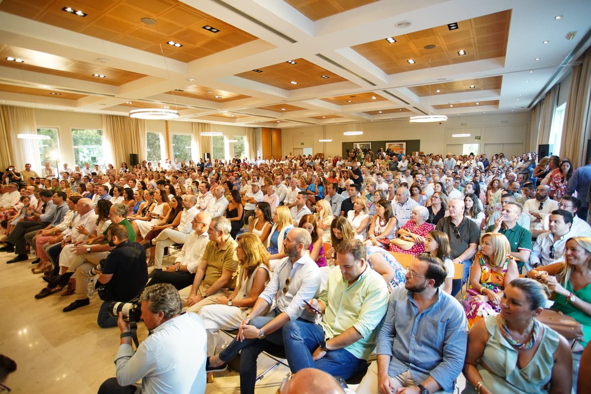 jcgarcia92's tweet image. Ni las altas temperaturas pueden con la ilusión desbordante de Córdoba por el cambio en España. Hoy con @JuanMa_Moreno en el acto de campaña para llevar a @NunezFeijoo a la Moncloa. 

Sólo hay una opción #EsElMomento 🗳️