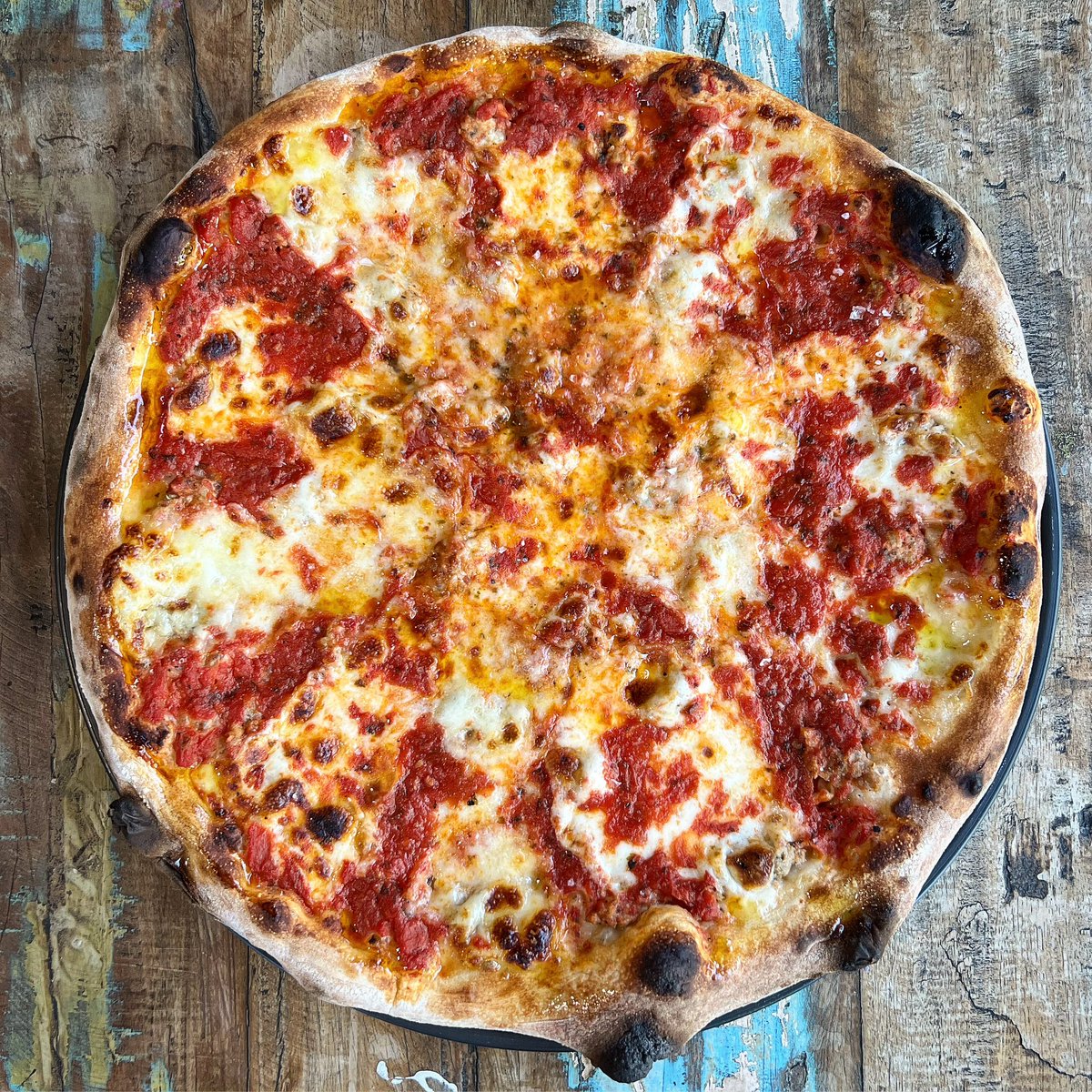 FoodsBelly's tweet photo. Pizza… Chicago Style Sausage, whole milk mozzarella, low moisture mozzarella, pecorino Romano, savory rich tomato sauce, crunchy sea salt flakes, extra virgin olive oil, 68% hydration, 100% bread flour, 4 day fermentation, &amp; love. #squarepiecepizza #blackbellyfoods #pizza #love https://t.co/FsodWl7akt