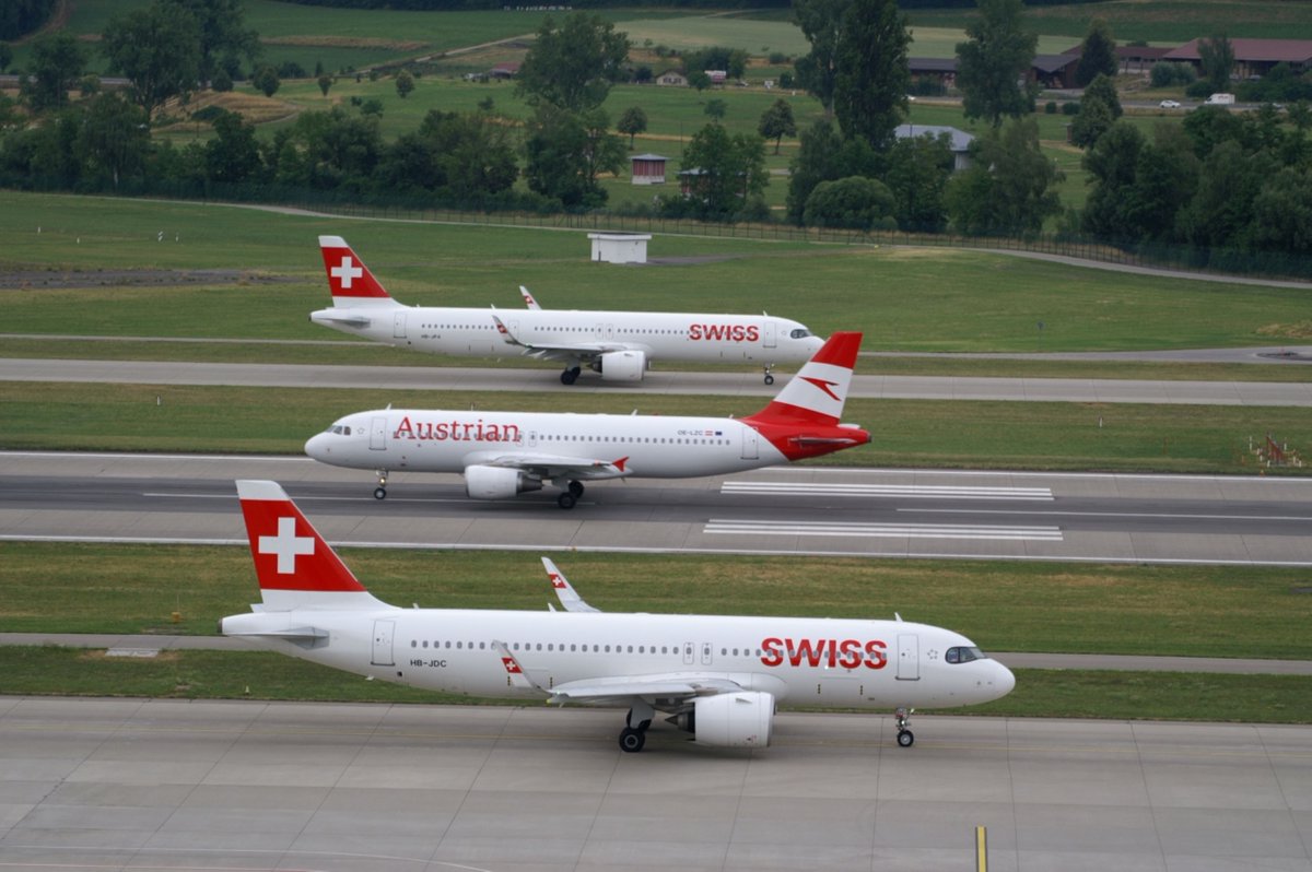 This nice constellation of aircraft I was able to photograph from the Parking P6 rooftop in late June. The #flyswiss aircraft are taxiing towards the RWY28 teshold while the #Airbus A320 from #austrianairlines is departing back to #Vienna. #ZRH