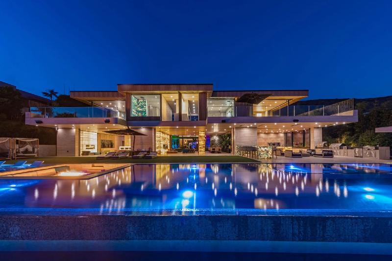 This $47.8M Entertainers’ Dream Home Is Perfect For Hosting #PoolParties For In Excess Of 200 Guests.
#Malibu #TheKaizenHome #luxuryproperty 
2luxury2.com/this-47-8m-ent…