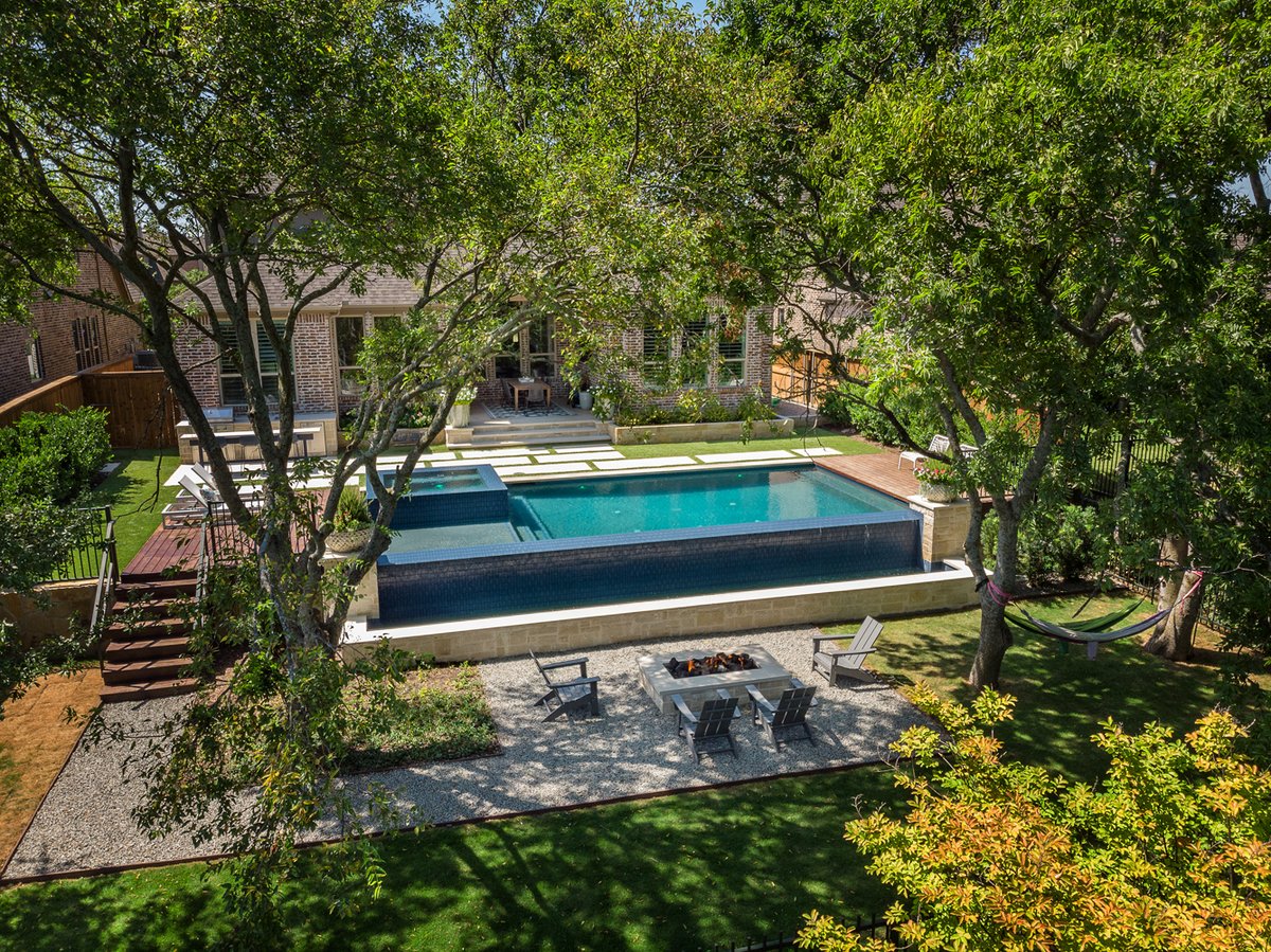 AquaTerraDesign's tweet photo. Mossvine Project is the perfect balance of green and blue! #aquaterraoutdoors #designbuild #outdoorfun #dallasliving  #homedesign #residential #outdoorliving  #modernliving #dallashomes #outdoorarchitecture #dallasluxury #homedesign https://t.co/dWiF0lzmfW