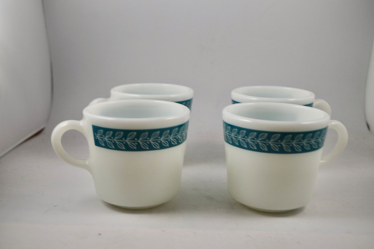 Pyrex Tableware Mugs with the Turquoise Laurel Leaf pattern etsy.com/listing/142354… #etsy #etsyseller #etsystore #pyrex  #pyrexmugs  #vintagepyrex  #mugs