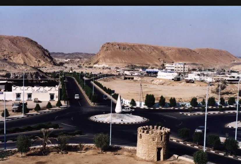 ebrahimmogherbi's tweet photo. {ضباء جارة البحر }منطقة (البير )(الصفر)(مورد مائي قديم )
وهي منطقه اساسيه في ضباء سميت بالبير لوجود آبار متجاوره  فيها ،وهي سبب التكاثر السكاني في ضباء ،ونزوح كثير من اهل الوجه اليها ،وهي مقابل مرسى ضباء المأمون ،كما وصفه الرحاله ،وكانت السفن والسنابيك والقطاير تستقي منه ، ويسمى اعلى المنطقه (بالضبيبه) ويسمى وسط المنطقه بالهوري ، سد طبيعي لحفظ الماء وكان يستقون منه ايام المطر ،ويأتي منه سيل عظيم ،فيه خطر على البنيه التحتيه ،وقد سال الوادي في عام ،١٣٦٧هـ فحصل منه هدم للبيوت المجاوره للكراع ،وقد شرب الناس ثلاثه ايام من الكراع ماء المطر ويردون عليه ،وقد تكرر هذا المشهد في سنوات عديده ،وقد عملت بلديه  ضباء على تصريفه من الضبيبه ،اعلاه على وادي ضحكان ، وتسمى الصفر نسبه الى جبليها الأصفرين ، وكانت ترى الغزلان من فوقه كماروى الوالد رحمه الله ،وفي الآونه الاخيره انشئت قريه الفريعه ولم تكن موجوده ،قبل ١٤٠٠هـ.والأبار التي فيه / ١/بئر الحاج  عثماني ولا زال الماء فيه ٢/ بئر لآل سحله قرب الجبل ٣/بئر يسمى بئر العسكر ،عثماني ٤/وبئر بن عقيل حفره القاضي (بن عقيل )٥/ پئر جنوب فندق التل في بستان عبدالرحمن مصطفى الشريف و هو افخم الإبار من حيث طيه وله قنطره فوقه ،ولا زالت هذه الابار موجوده ويوجد الماء في بعضها ويسقى منها الحدائق والمزروعات في الشوارع  وكانت سابقا سقيا البلد وهناك ابار عديده اخرى داخل المزارع لكنها غير عذبه ..