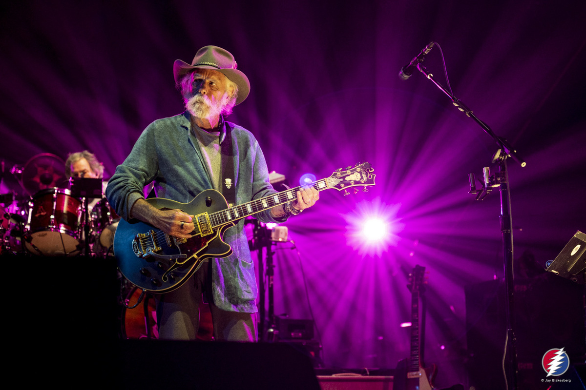 BobWeir's tweet photo. I’d rather be with you…🌹💀⚡️

#DeadandCoFinalTour
📷: @jayblakesberg &amp; @BoltofSunshine https://t.co/9uIdqRAyEt