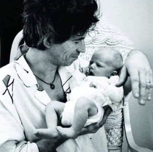 RT @AmericanFWoman: A rare photo of Keith Richards holding Betty White. https://t.co/VFPbRMVin8