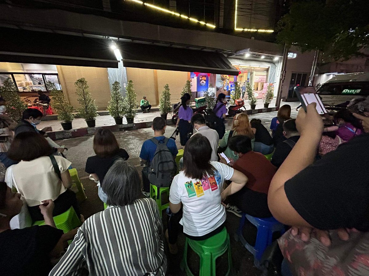 gdxxxkpn's tweet photo. ถ้าน้อง #แสนปิติ ยังไม่เคยยืนรอรถกลับบ้านหรือรอเพื่อไปทำงานในสภาพแบบนี้ น้องก็ไม่ควรว่าหรือดูถูกใครนะคะ ไม่ผิดที่น้องจะแสดงเสรีภาพทางความคิด แต่ความคิดก็ต้องคิดก่อนที่จะพูดพี่ว่ามันจะทำให้น้องไม่ต้องมานั่งขอโทษสังคมแบบนี้นะคะ https://t.co/oJTGyazGJj