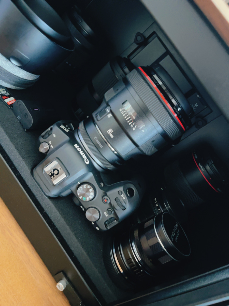 フィルムカメラ時代からのEOS使い👍
初めての本格的一眼レフはEOS1でした。
ほんと、重いカメラでして...ダンベルか！ってほど（笑）

#キヤノン
#一眼レフ