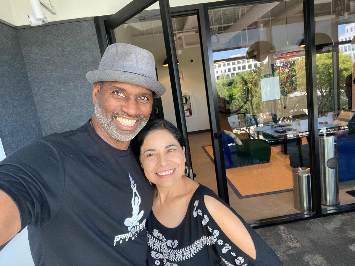 akuyoegraham's tweet photo. A beautiful smile is always in style!
Photos from our last Artist gathering Meeting!! Micheal Dyer, Akuyoe &amp; Ama. #SpiritAwakeningFoundation #Artist #SmileMore @SAF_Voices https://t.co/cADWcROcre