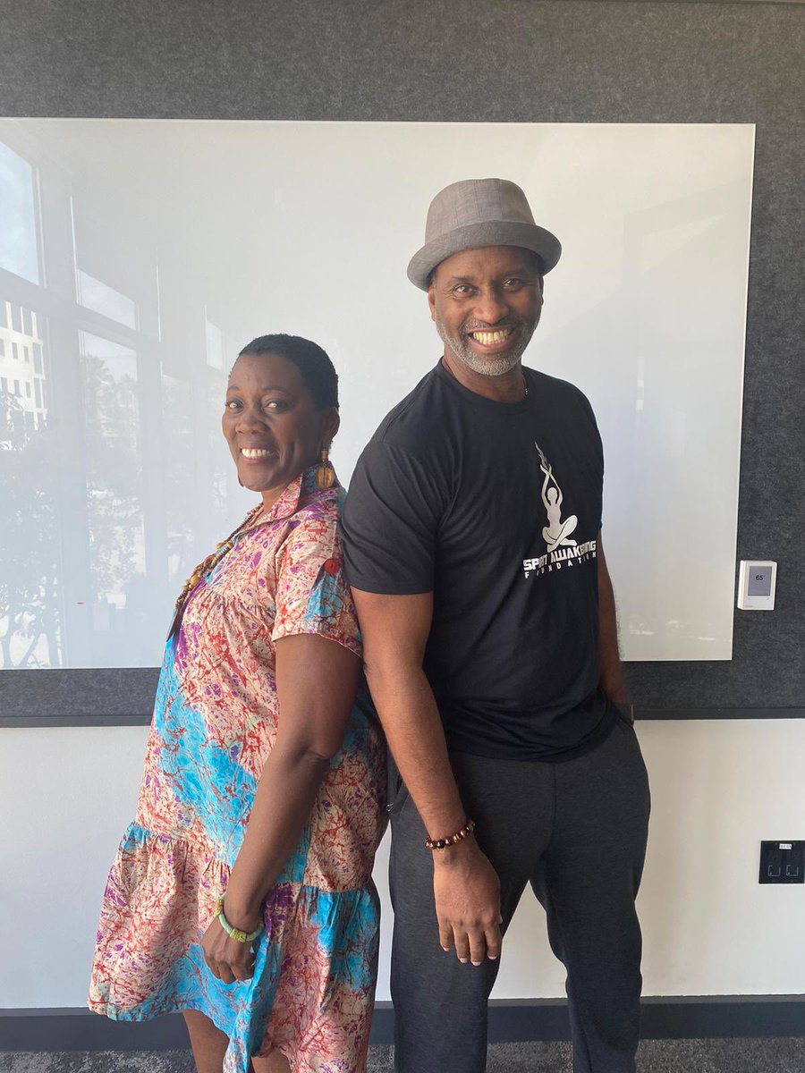 akuyoegraham's tweet photo. A beautiful smile is always in style!
Photos from our last Artist gathering Meeting!! Micheal Dyer, Akuyoe &amp; Ama. #SpiritAwakeningFoundation #Artist #SmileMore @SAF_Voices https://t.co/cADWcROcre