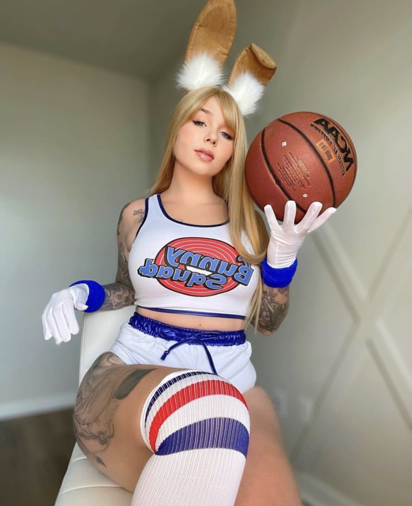 sararileybaby's tweet photo. On the court, bugs https://t.co/RgI3TjOj9d
