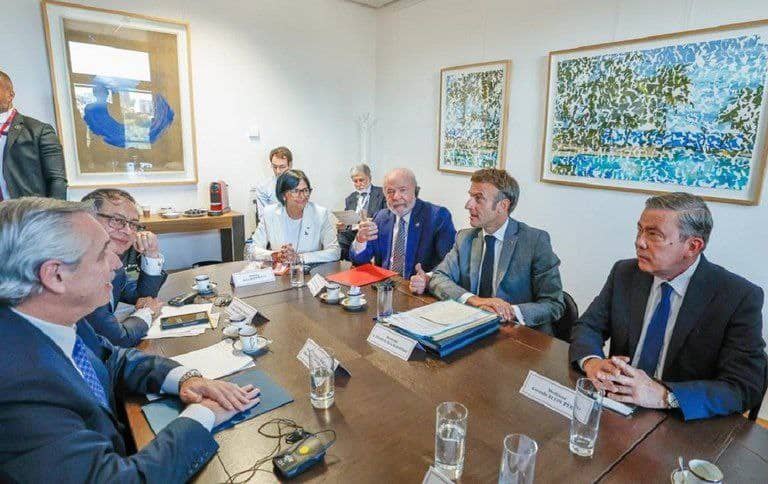 PitazoVargas's tweet photo. #17Juliol
Este lunes en Bruselas Alfonso Fernández,Argentina, Petro, Colombia, Lula, Brasil, con la vicepresidenta Delcy Rodríguez y el opositor Gerardo Blyde...trataron crisis de Venezuela. En esta encerrona oficialista ...¿Se habrá avanzado en algo? https://t.co/TJaueCFf5T
