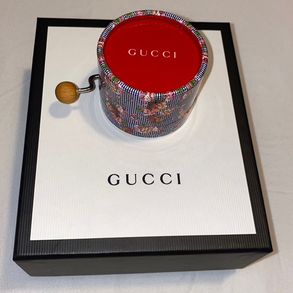 LHdesign5's tweet photo. So good I had to share! Check out all the items I'm loving on @Poshmarkapp #poshmark #fashion #style #shopmycloset #jimmychoo #gucci #versace: https://t.co/K82T2TzsLc https://t.co/AQ4M0RgagS