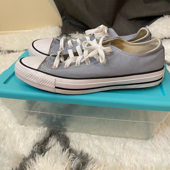 VPearre's tweet photo. So good I had to share! Check out all the items I'm loving on @Poshmarkapp from @itsacinch #poshmark #fashion #style #shopmycloset #converse #dreamusa: https://t.co/sf63zGUOoF https://t.co/LLt9lKc6al