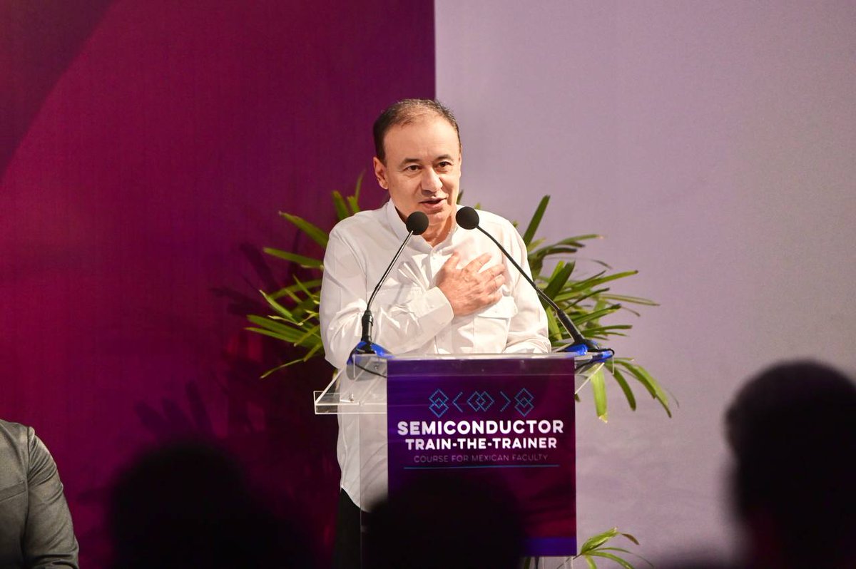 gobiernosonora's tweet photo. 🟠 Estamos promoviendo la especialización académica para el desarrollo del Plan Sonora en la juventud sonorense.

El día de hoy inauguramos el curso de semiconductores "Train-the-Trainer" de la Universidad Estatal de Arizona, un producto de #InnovaciónEducativa diseñado para preparar con conocimientos y habilidades en la fabricación de semiconductores.

A través de la colaboración entre @ASU y el Gobierno de Sonora, se trabajará en el desarrollo de talento e investigación en el marco del Plan Sonora de Energías Sostenibles.

#CompromisosFirmes #TierraDeOportunidades #TallerSemiconductoresASU