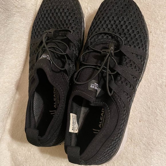 robino98's tweet photo. So good I had to share! Check out all the items I'm loving on @Poshmarkapp #poshmark #fashion #style #shopmycloset #aleadersneakers #prestonyork #michaelkors: https://t.co/cYSYqUpyay https://t.co/J8iAAqXgzr