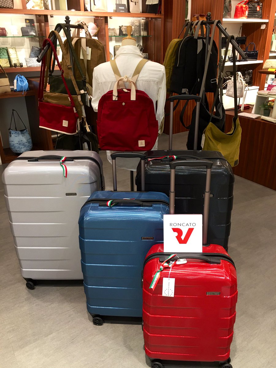 Ritamasoeur_han's tweet photo. 旅を快適に過ごすには、最適な旅行カバンが必須です。

せっかくの思い出づくりには「素敵な旅行バッグ」にこだわりたいもの。

旅を快適に導いてくれる、お洒落で機能的なおすすめのスーツケース・リュック・ショルダーバッグを取り揃えました。

#半田カバン店
#リタマスール
#ロンカート
#レガロ https://t.co/JgsMo0CAis