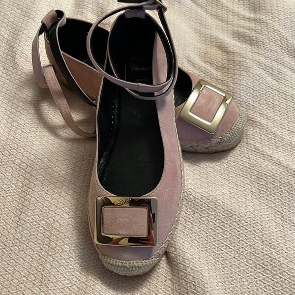 So good I had to share! Check out all the items I'm loving on <a href="/Poshmarkapp/">Poshmark</a> #poshmark #fashion #style #shopmycloset #rogervivier: posh.mk/Hu7vi33lwBb
