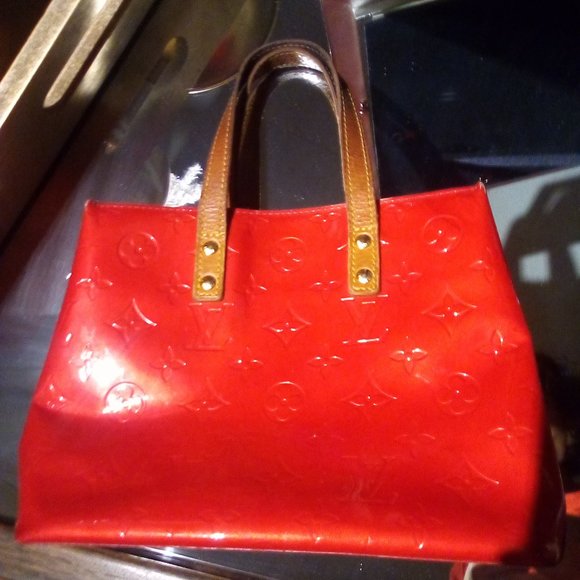 ShannonNic50's tweet photo. So good I had to share! Check out all the items I'm loving on @Poshmarkapp #poshmark #fashion #style #shopmycloset #louisvuitton: https://t.co/KW8rRvtWMf https://t.co/7MbIxhfOsy