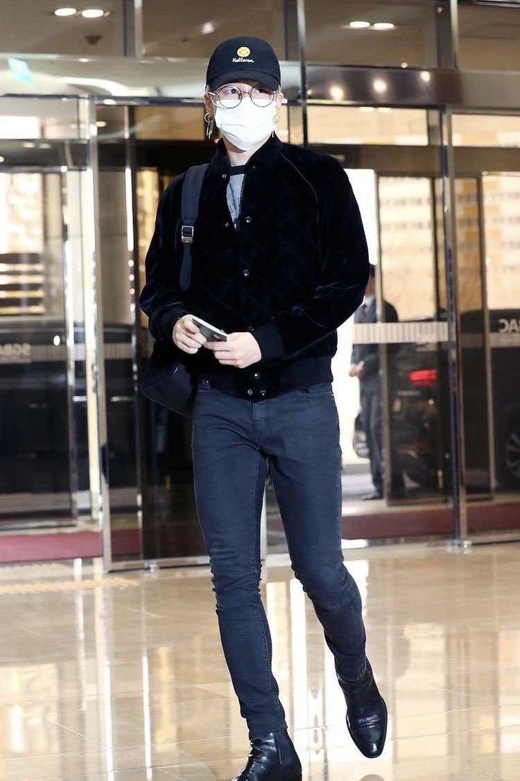 nochuxmochijk's tweet photo. Siento que Jimin cabello rubio y pantalón ajustados en el aeropuerto solo existirá en nuestras memorias https://t.co/Df8n4uOvSZ