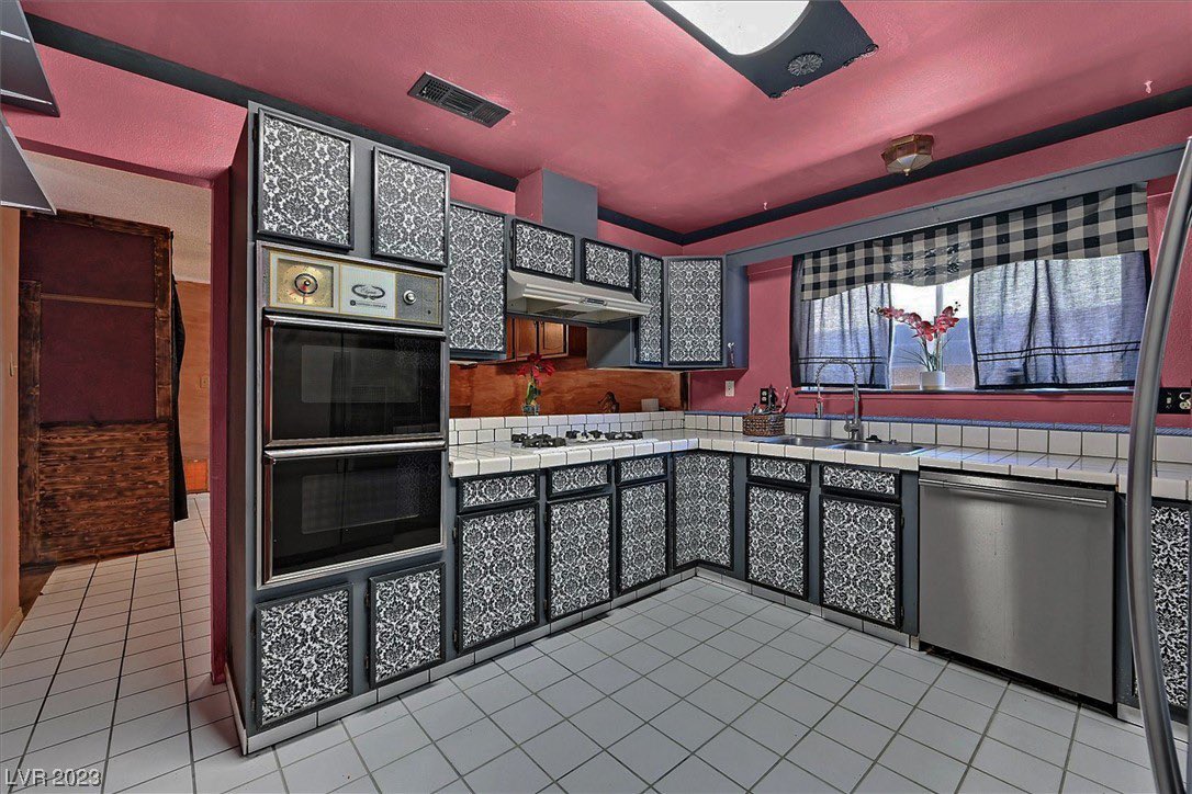 Zillow Gone Wild 🏡 on Twitter "The kitchen goes well with it https//t