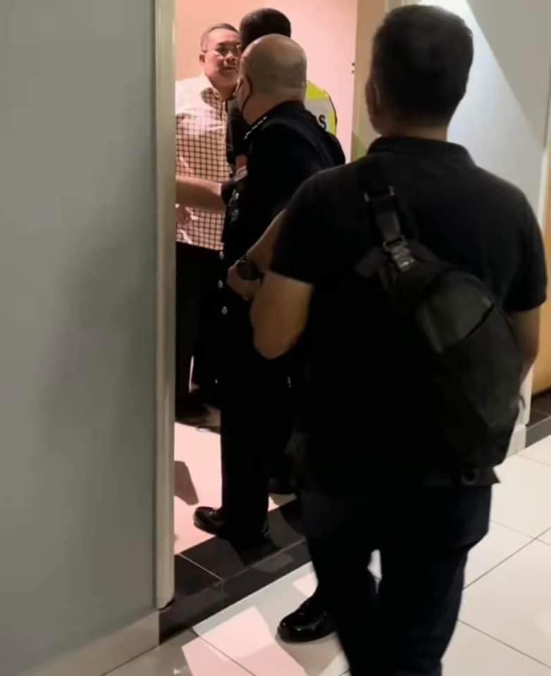_AmranFans's tweet photo. Pucat muka Sanusi kena cekup pukul 3 pagi.

Dah macam kes curi motor. https://t.co/X8HrShr5K2