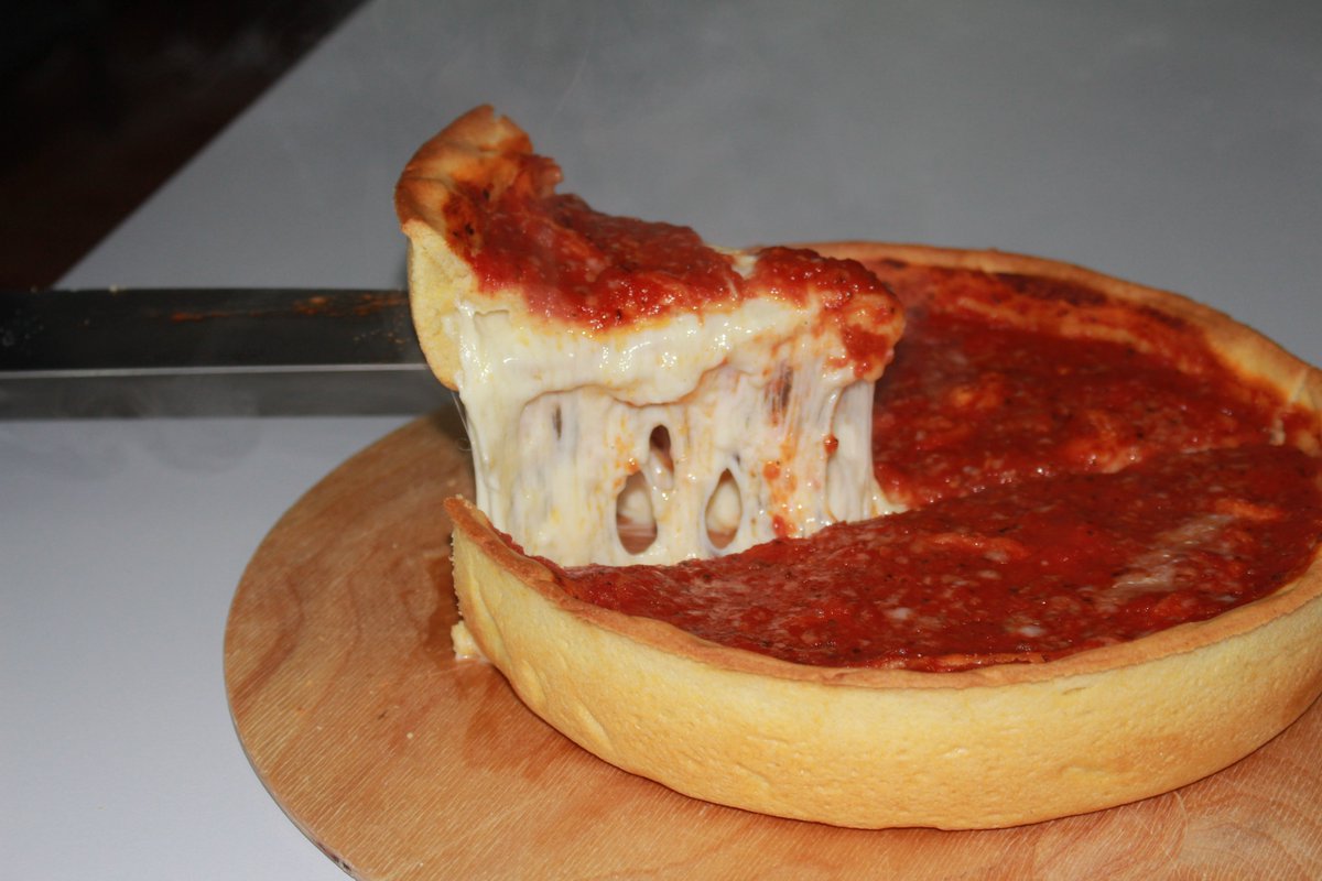 Unknown_UserYT's tweet photo. Chicago deep dish pizza isn't a real pizza... Change my mind. 🤮 https://t.co/wPkbHKGRtD