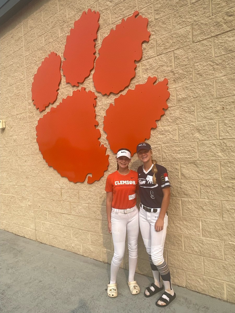 john_bostwick75's tweet photo. Crest Middle School Softball representing at Clemson today. https://t.co/DzVDhmIRAC