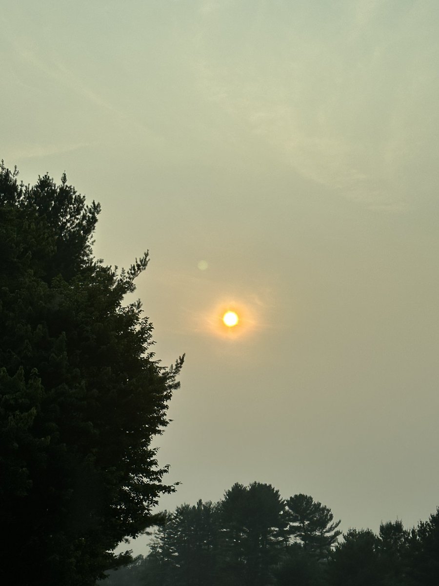 Holy smokes! 

Look at what smoke can do to the sunlight 😲 no chance for #Astrophotography 

#Canadawildfires #airpollution #Boston #WildfireSmoke #sunlight
