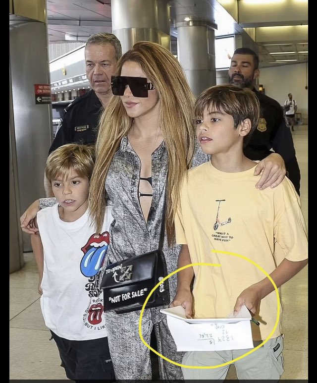 En un vuelo tan largo que mejor manera de distraer a tus hijo que practicando matemáticas. Shakira siempre estimulando el aprendizaje de sus hijos.