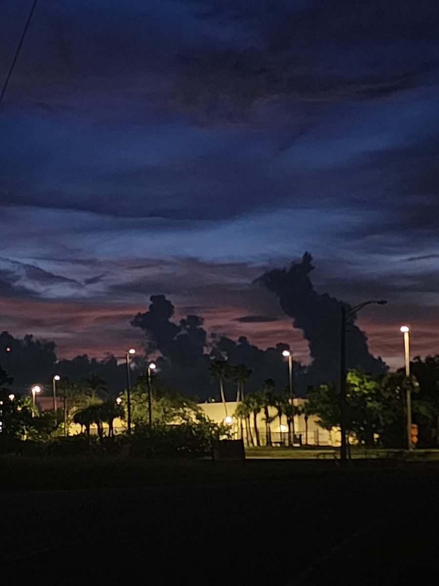 KaroleWithaK's tweet image. Tonight's beautiful #SWFL sky brought to you by God... #SWFLStrong