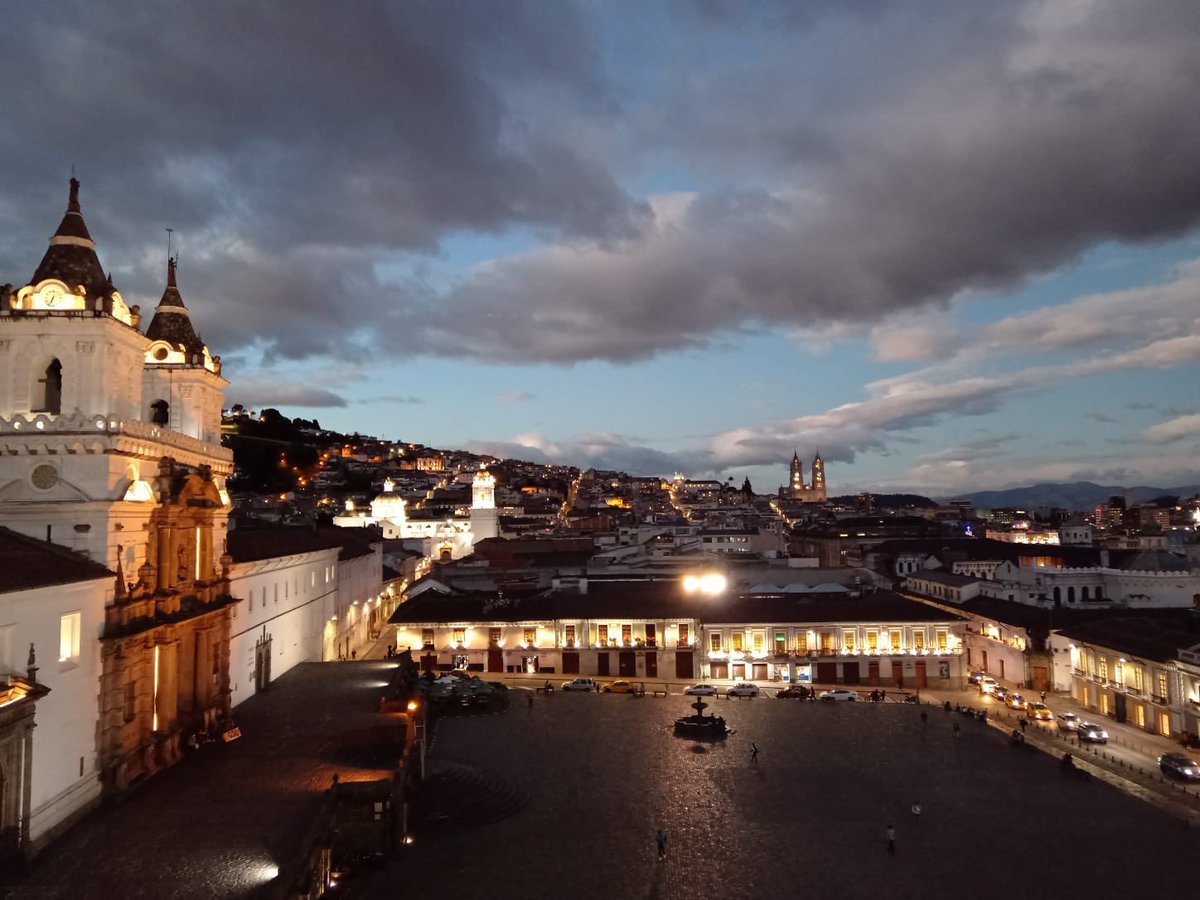 Primeras horas del anochecer de hoy en Quito, desde la Plaza de San Francisco. #HermosoEcuador