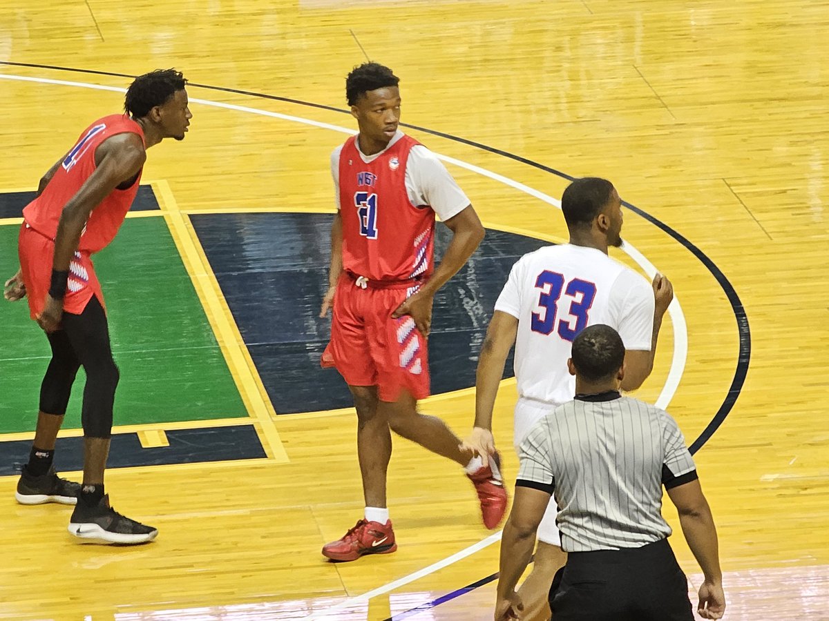 Awesome to watch <a href="/KylerHarris_/">Kyler Harris</a> tonight in the East West All Star Game! Way to rep the UC!