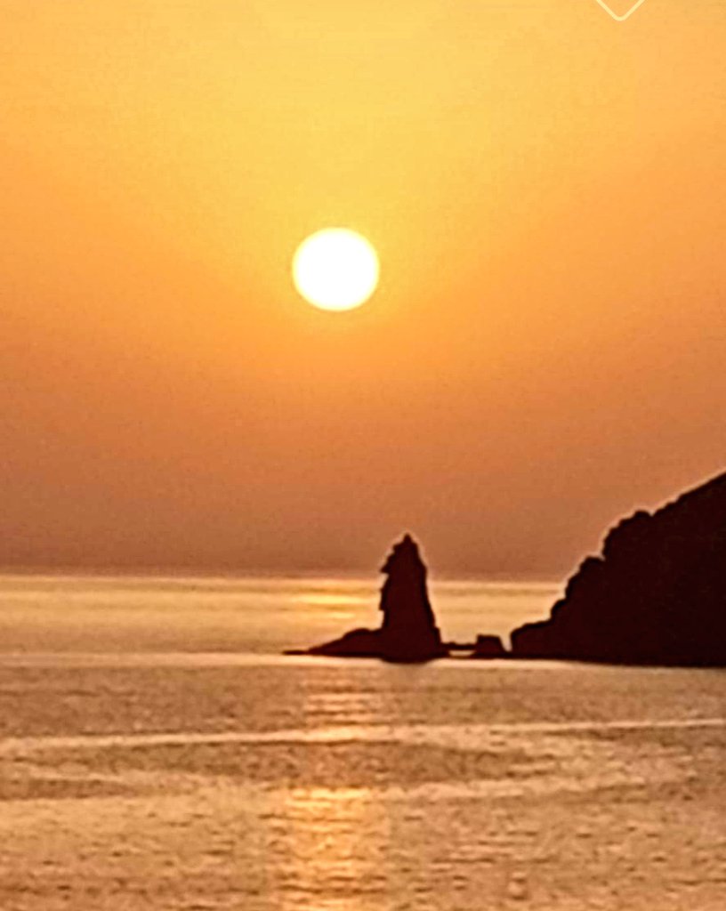 C'è caldo e lo si vede da lontano... Ma in estate nn puoi cercare il freddo..  Andiamo a periodi e va' bene così, per l'inverno abbiamo tempo 😉
Buona serata mondo tuitterino 🥂🥂🙋‍♂️