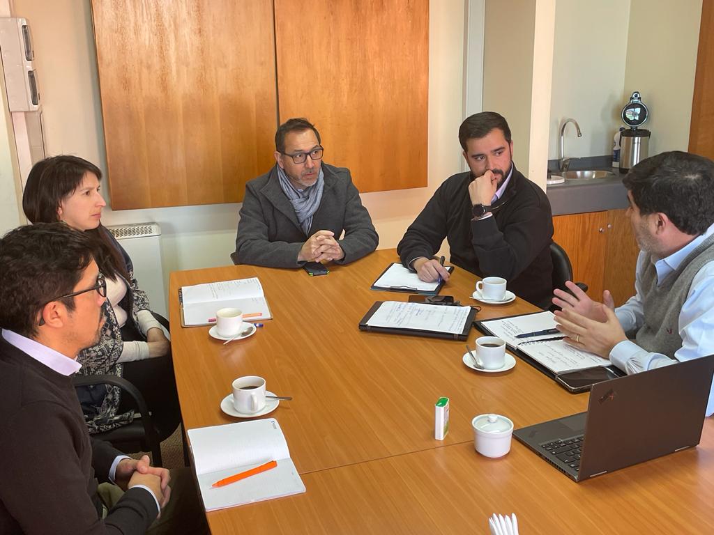 SeremieconomiaX's tweet photo. Hoy el seremi de Economía,  @lcardenasmayorg junto a la @EnergiaLLagos, Liliana Alarcón, el dir. de @CorfoLosLagos, Gabriel Pérez y Francisco Meneses, gerente de Inversión y Financiamiento de #Corfo abordaron el programa de financiamiento "Crédito Verde". https://t.co/3OwvFteRPJ