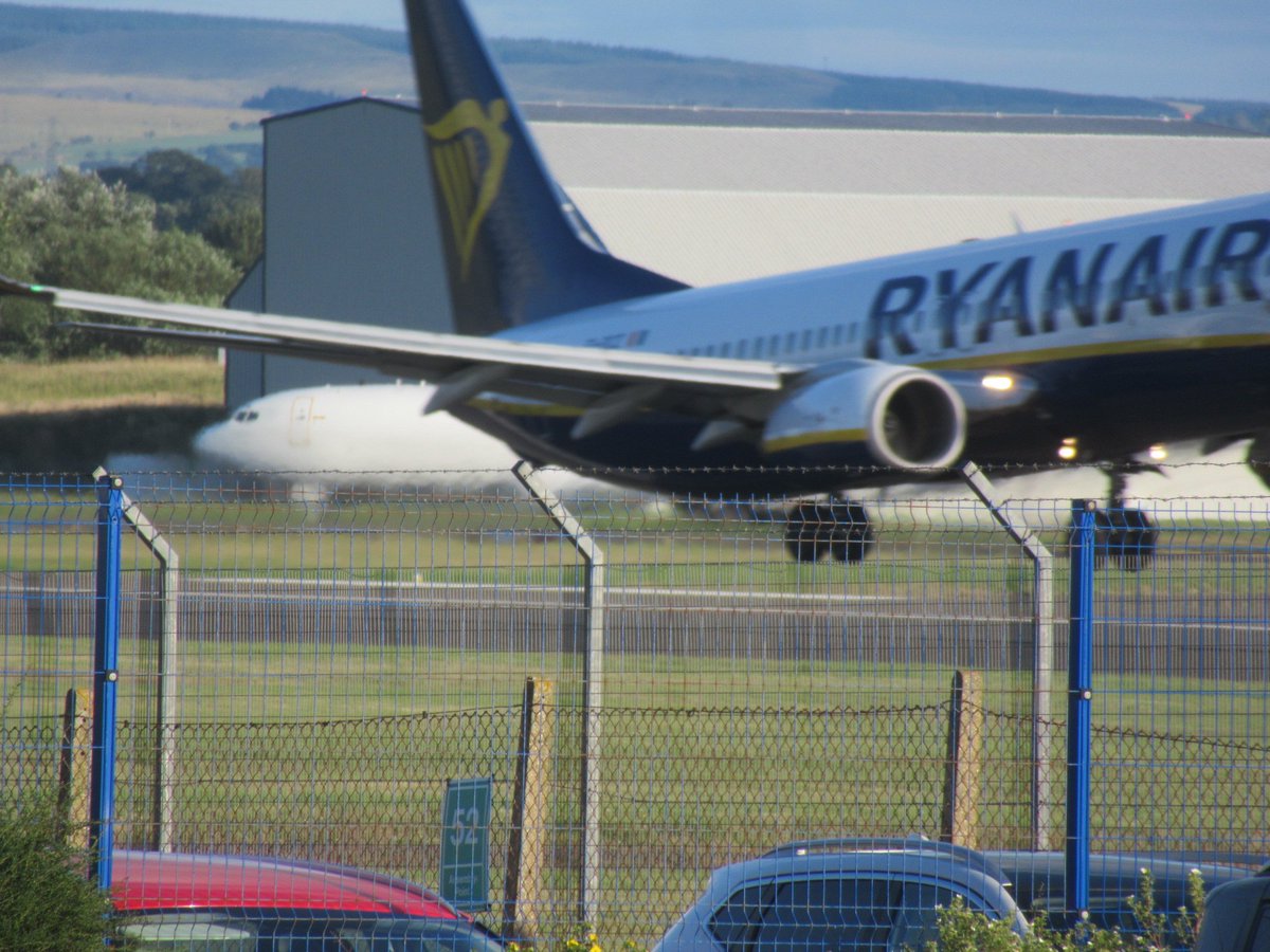 Bee On Twitter A Rare US Navy E6B Mercury Photobombed By Ryanair Bee on twitter a rare us navy e6b mercury photobombed by ryanair